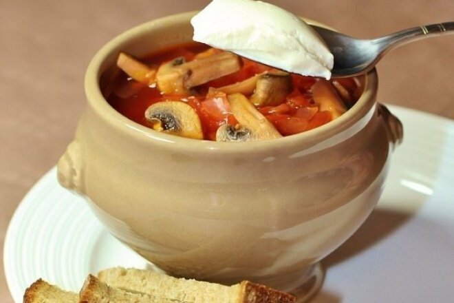 Lean borsch with mushrooms and pepper