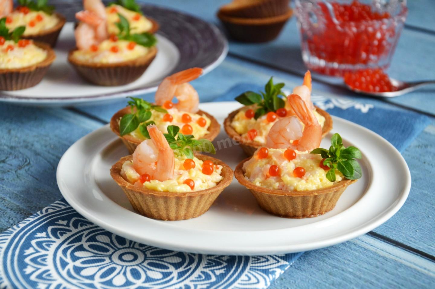 TARTALETS WITH SHRIMPS AND CHEESE