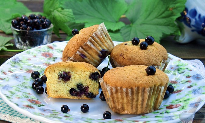 Vanilla muffins with black currant