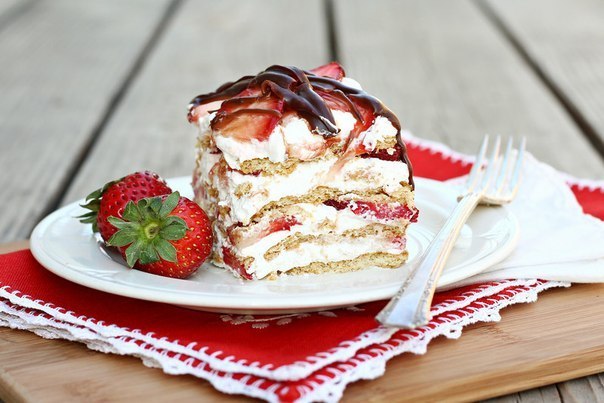 Cake without baking with strawberries and crackers