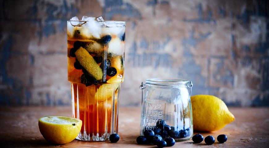 Lemon tea with rum and blueberry