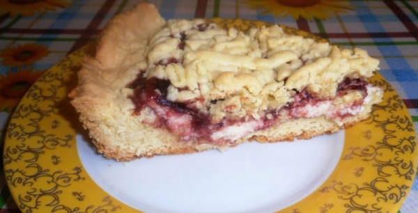 Grated cake with jam and cheese