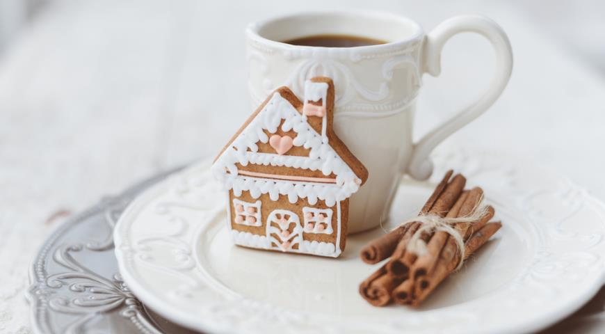 Gingerbread cookies with cocoa for the New Year holidays