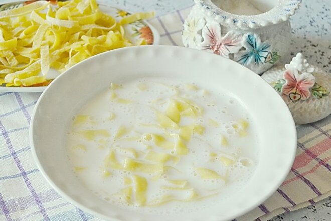 Milk soup with noodles and sugar-free potatoes