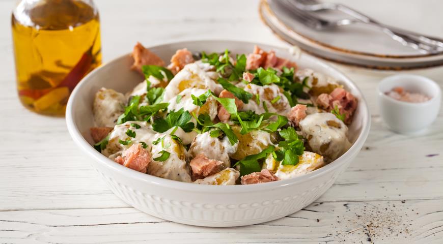 Young potatoes with parsley and canned tuna