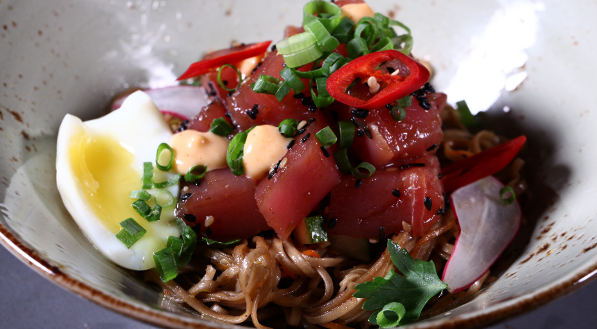 Spicy tuna with hot buckwheat noodles