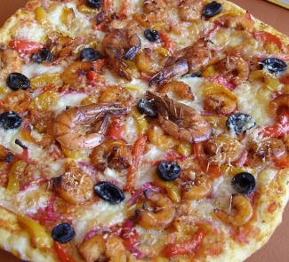 Pizza with shrimps and vegetables