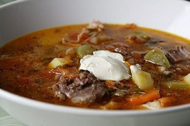 Pickle with stewed meat and sour cream