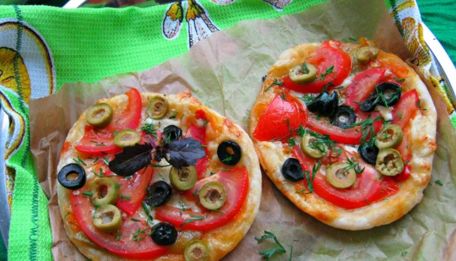 Pizza on puff pastry for a picnic