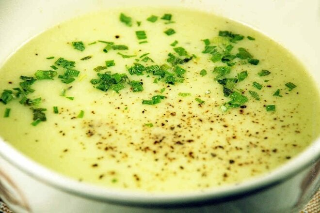 Creamy soup of young zucchini with cream