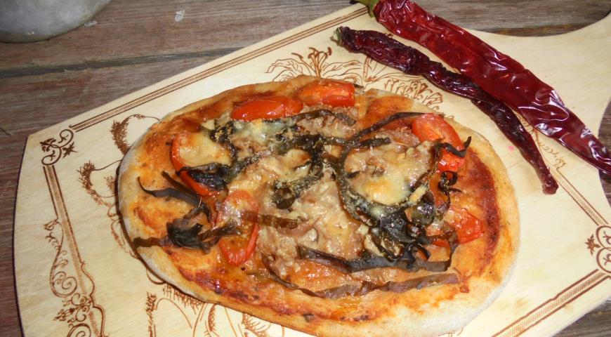 Pizza with tuna, seaweed and parmesan