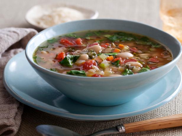 Tuscan vegetable soup with beans and spinach