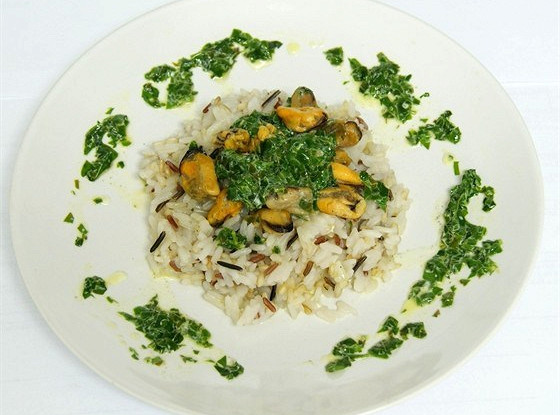 Four rice with mussels and spinach sauce