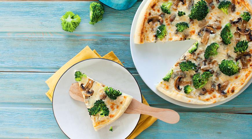 White pizza with broccoli and mushrooms