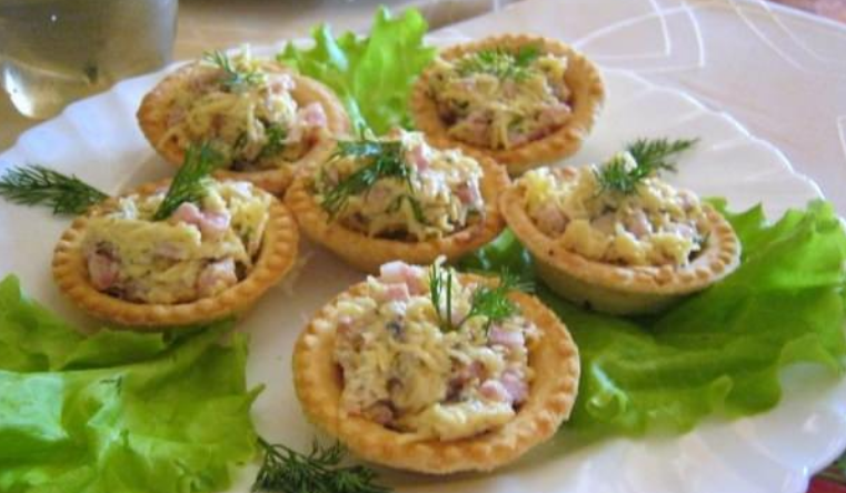 Tartlets with ham and tomatoes