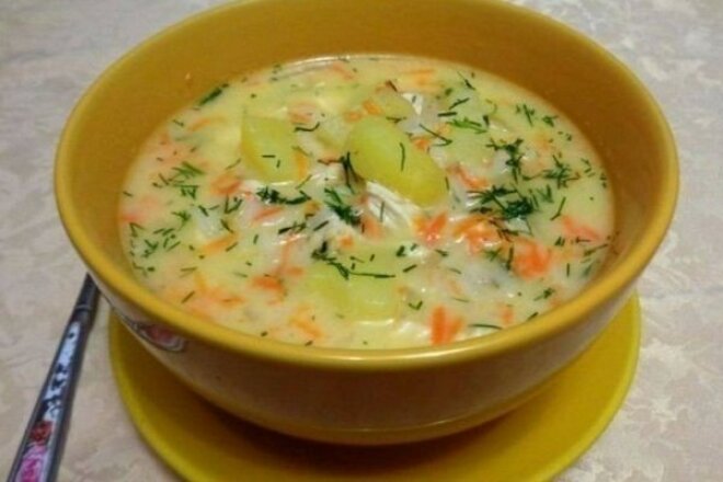 Cheese soup with chicken fillet and rice