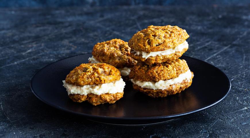 Carrot cookies with coconut cream