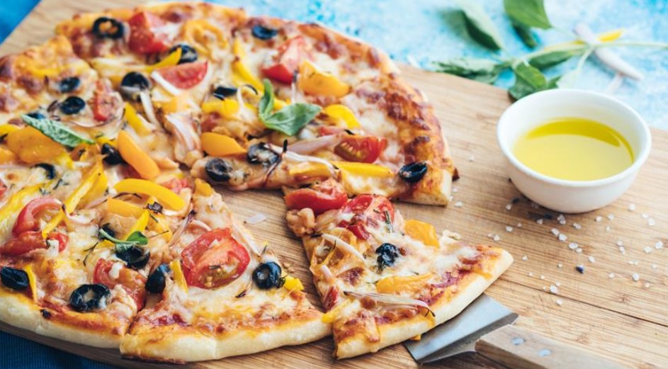 Vegetable pizza with mozzarella