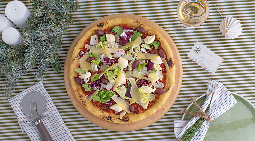 Pizza with salad mix 