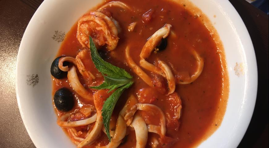 Tomato soup with seafood