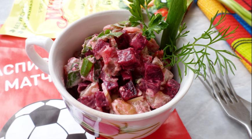 Salad with beets and smoked mackerel