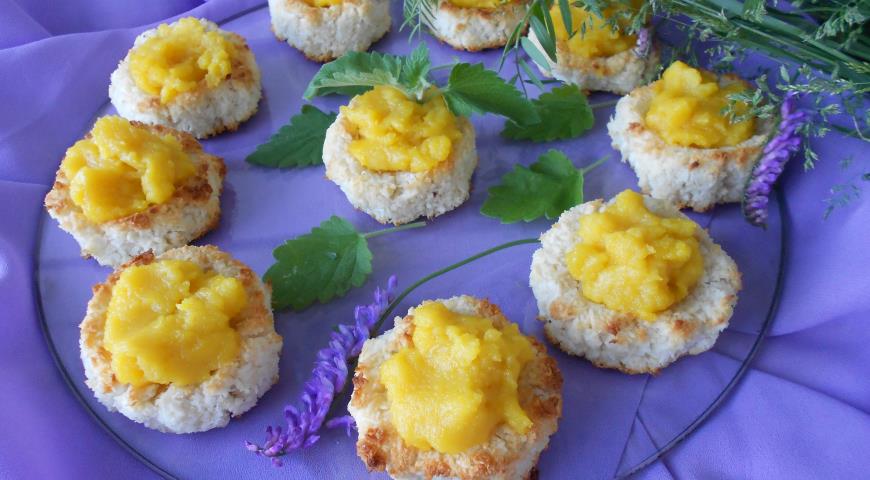 Coconut cookies with lemon curd