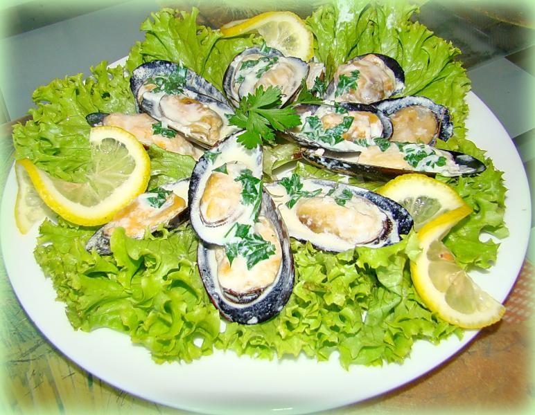 MUSSELS IN GARLIC SAUCE