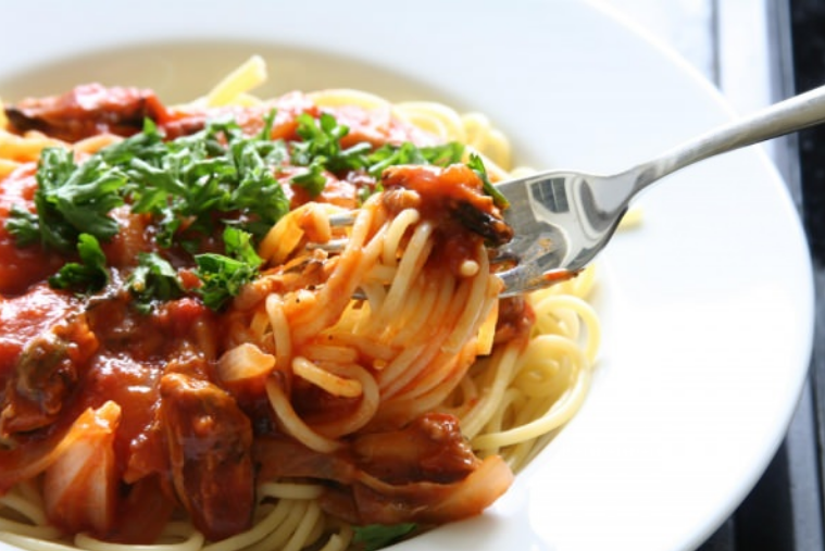Spaghetti with chicken in tomato sauce