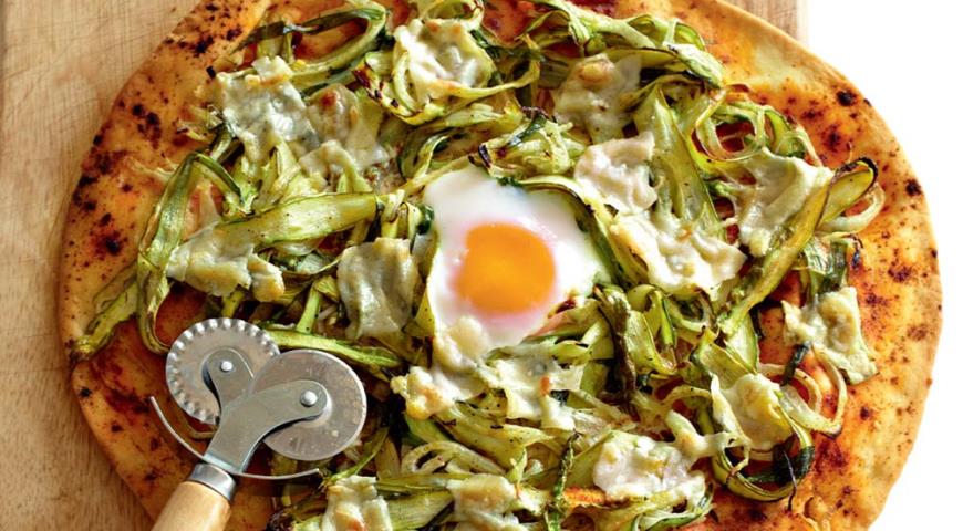 Pizza with asparagus, parmesan and egg