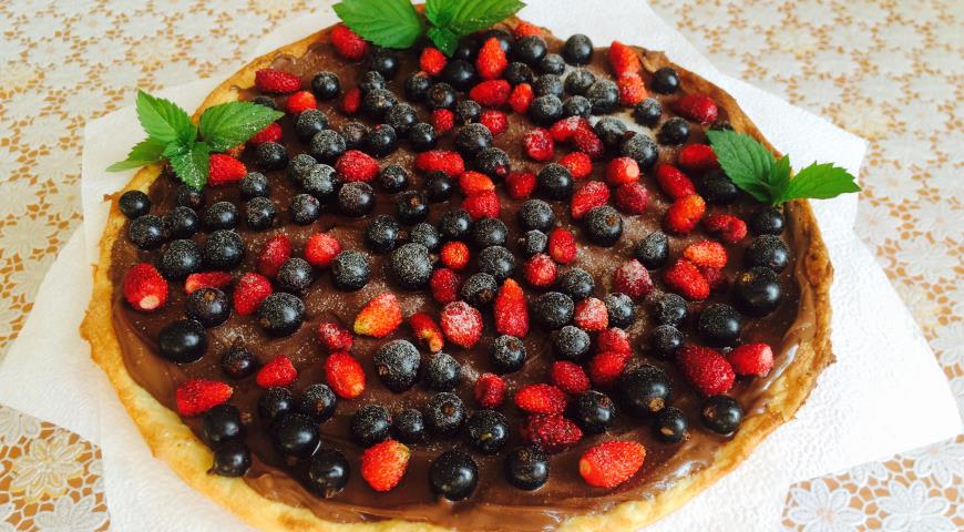 Pizza with berries