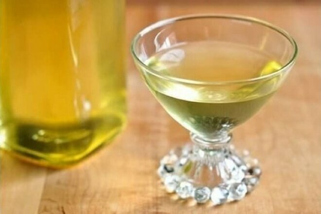 Milk liqueur with lemon