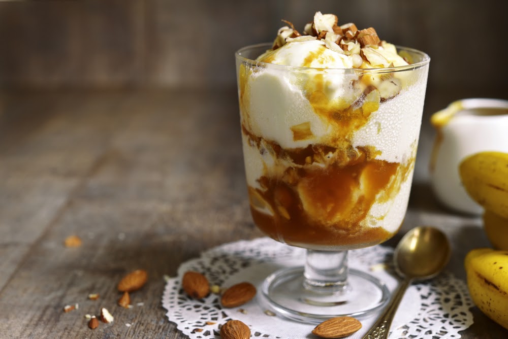 Bananas in caramel with ice cream