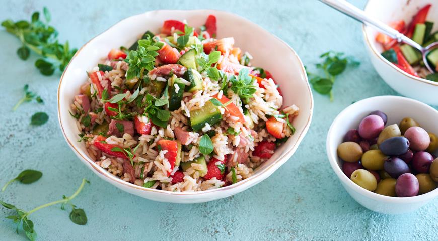 Rice salad with smoked chicken and strawberries