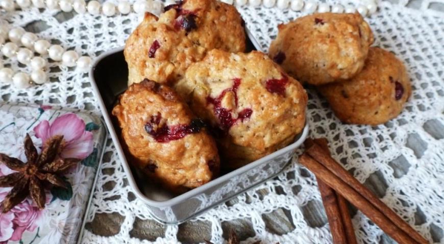 Spicy cookies with cranberries and apples
