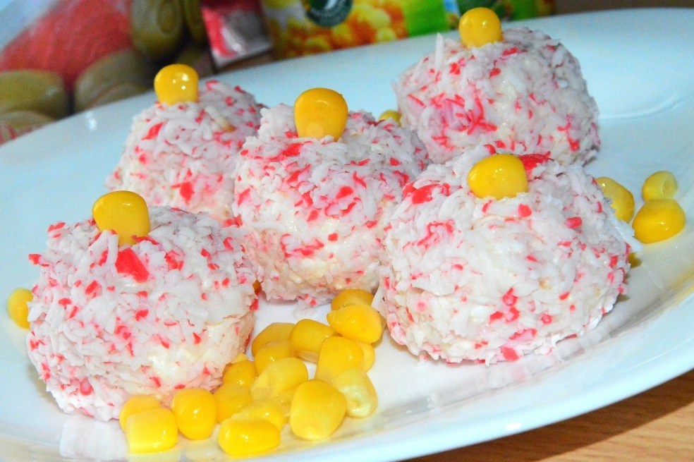 Crab and cheese salad balls
