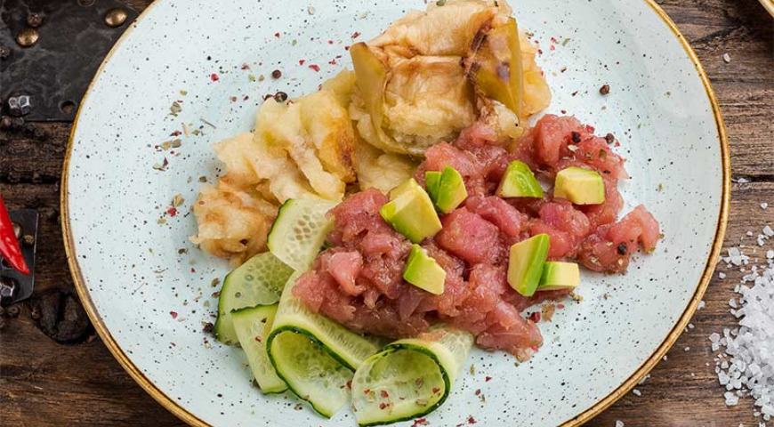 Tuna tartare with baked apple cream