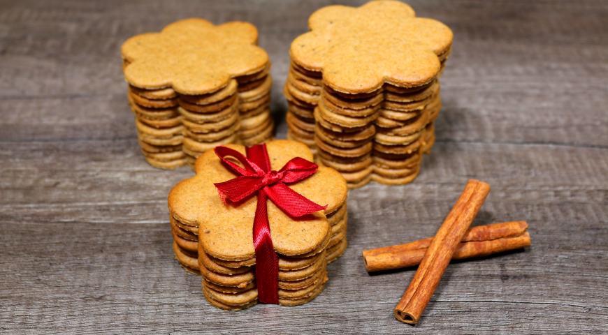 Gingerbread cookies with cinnamon