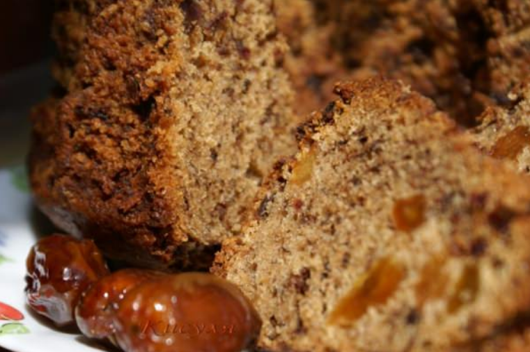 Muffins with bananas and dates.