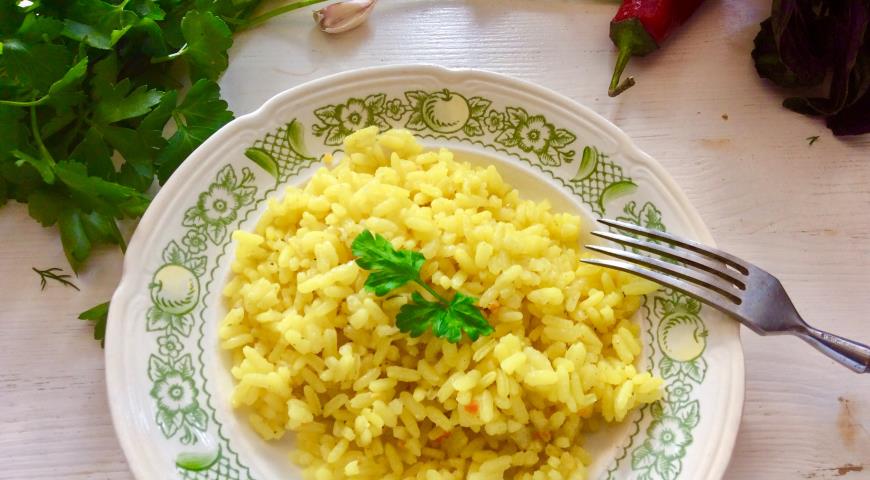 Yellow rice with garlic