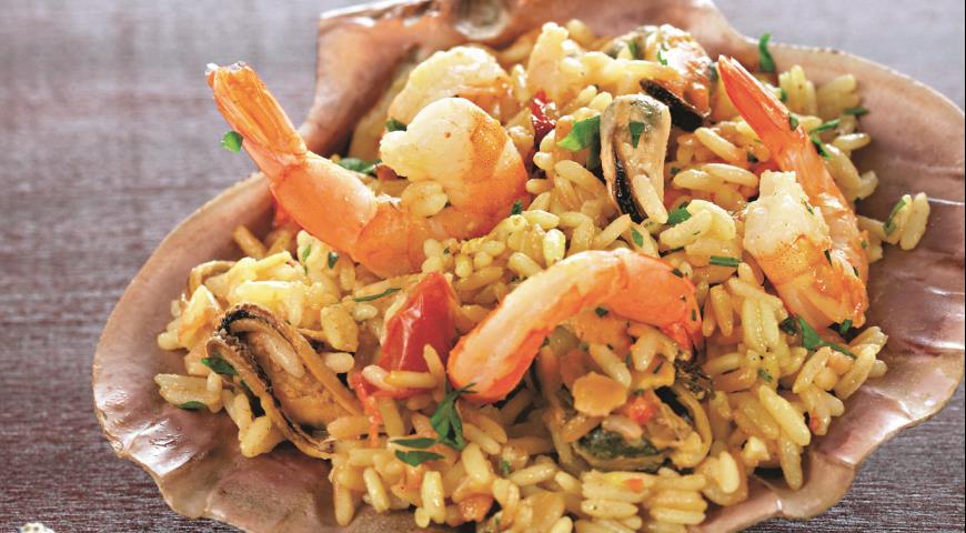 Pilaf with shrimps and mussels