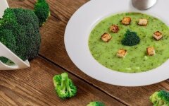 Broccoli puree soup with cashews and croutons