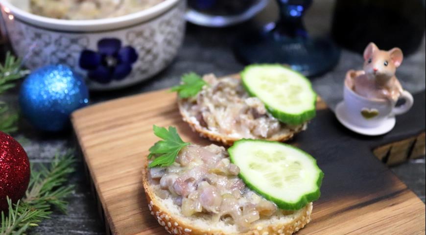 Forshmak with pickled mushrooms