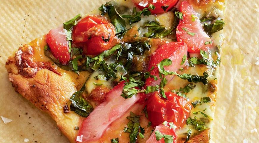 Pizza with spinach, tomatoes and strawberries