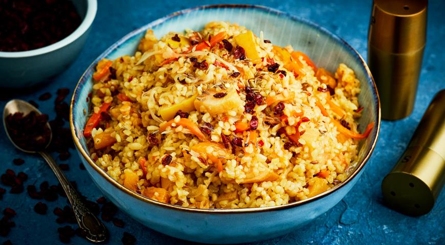 Bulgur pilaf with vegetables and fruits