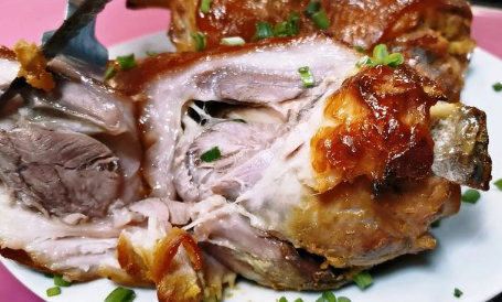 pork knuckle in the sleeve, using only mustard and honey