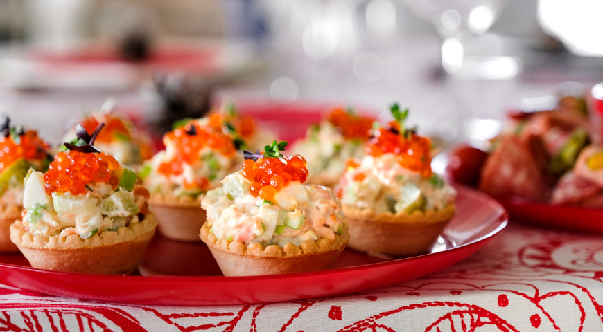 Fish salad tartlets with pickled cucumbers