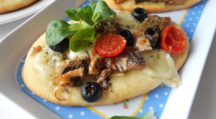 Mini pizza with saury, mozzarella and olives