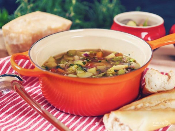 Minestrone soup with broccoli