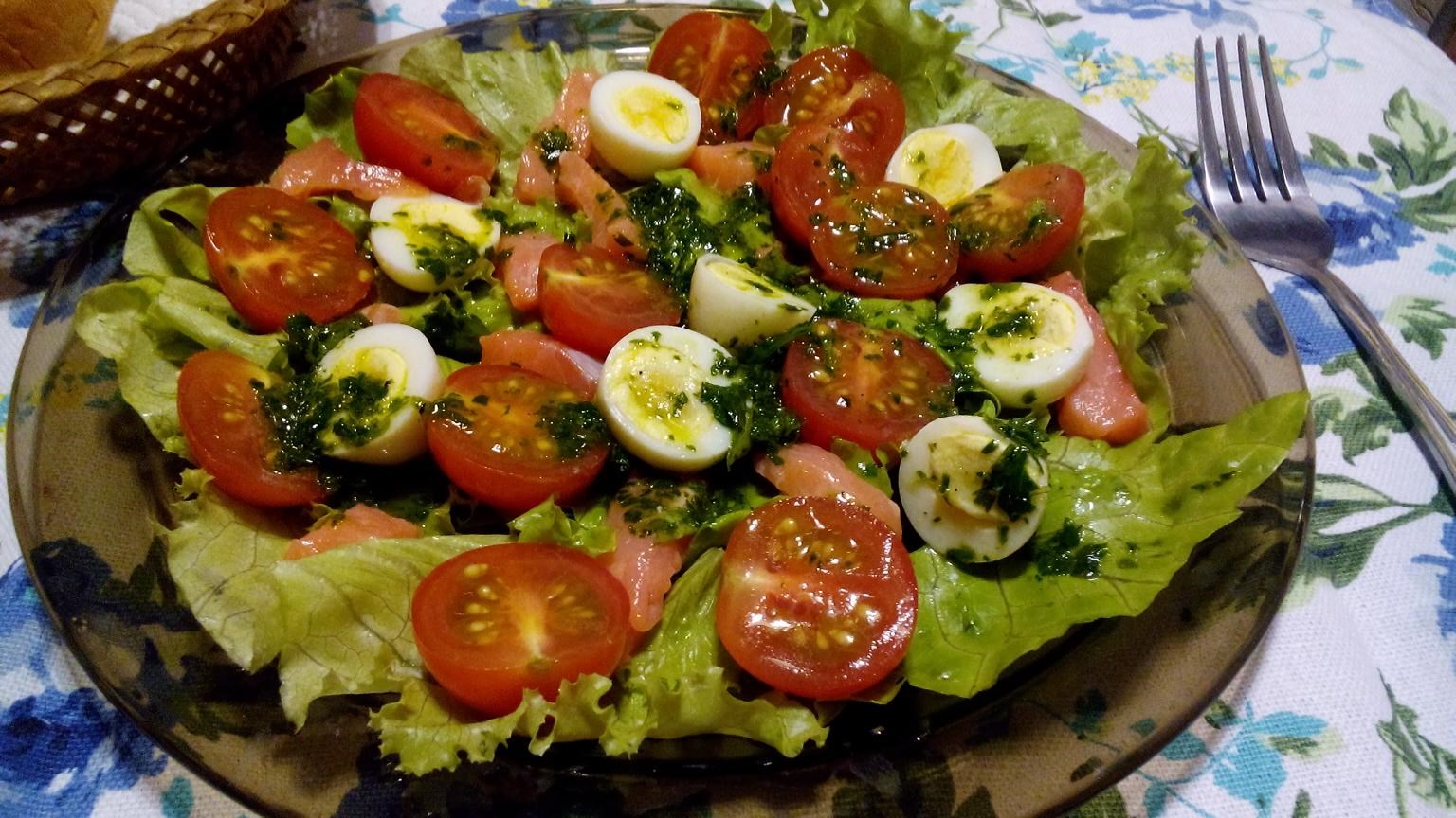 Salad with quail eggs, salmon and cherry tomatoes
