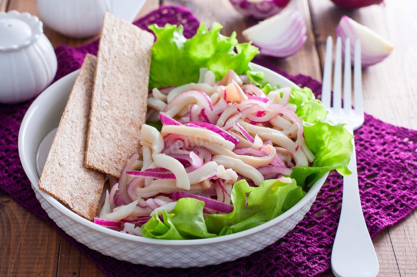 SALAD WITH MARINATED SQUID AND ONION